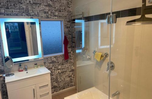 Kaiapoi Casa | Kaiapoi Village House Deluxe bedroom and bathroom