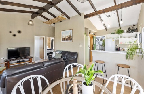 Nukuhau Casa | Kaihua Cabin| Stylish Taupō Hideaway w/ Mt Views & Modern Comforts