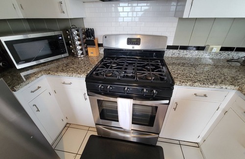 Keolu Hills Casa | Especiales de Mayo !! Casa amigable para la familia con aire acondicionado, 3 dormitorios, cerca de la playa Kailua!