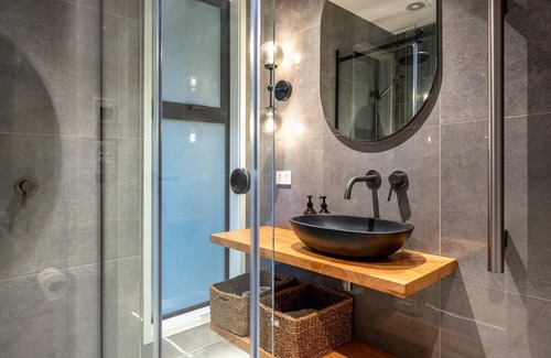 Waiheke Island Cabina | Kaitiaki Lodge - Kaitiaki Lodge is our brand new luxury lodge located in Onetangi on Waiheke Island. Situated overlooking acres of unspoilt native bush with the Hauraki Gulf beyond the setting is simply spectacular. The lodge has 5 large bedrooms, 3.