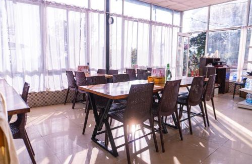 Kanatal Complejo | Kana Mud An Ethnic Village Resort - Beautiful View of Gangotri Mountains