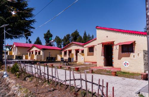 Kanatal Complejo | Kana Mud An Ethnic Village Resort - Beautiful View of Gangotri Mountains
