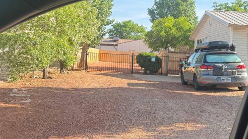 Kanab Casa | Kanab home with HUGE fenced in backyard-Pets Welcome