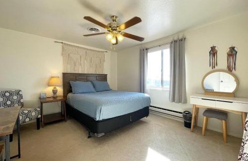 Kanab Casa | Kanab home with HUGE fenced in backyard-Pets Welcome