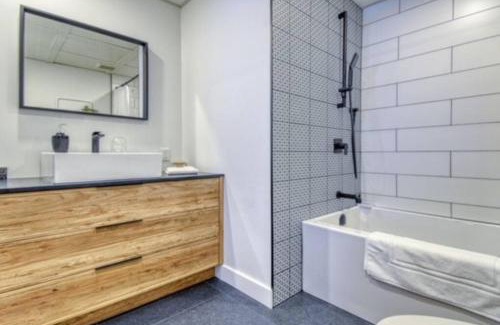 Amherst Chalet De Esquí | Kanata Tremblant Modern Rustic Chalet Private Spa