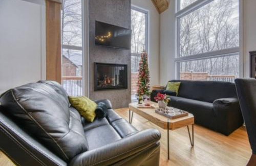 Amherst Chalet De Esquí | Kanata Tremblant Modern Rustic Chalet Private Spa