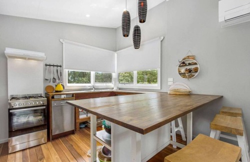 Cunjurong Point Casa | Kangaroo Cottage beach track at your door
