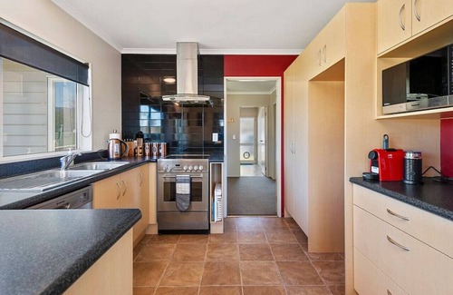 Taupo Casa | Karamu Retreat - great base for group or family, quiet area, two storey, sunny with outdoor deck.
