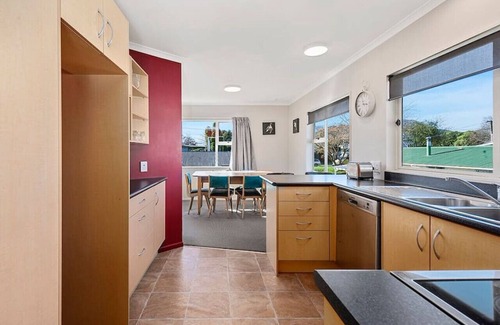 Taupo Casa | Karamu Retreat - great base for group or family, quiet area, two storey, sunny with outdoor deck.