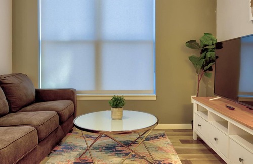 DeBaliviere Place Apartamento | Kasa | 1BD, Work From Home | Forest Park