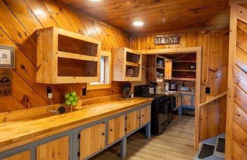 Northeast Somerset Cabina | Katahdin - Cabin 4 · Lawrence`s Lakeside Cabins | `Katahdin`: Boat Dock + Kayaks