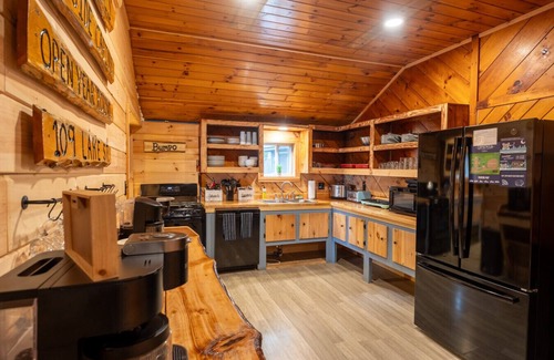 Northeast Somerset Cabina | Katahdin - Cabin 4 · Lawrence`s Lakeside Cabins | `Katahdin`: Boat Dock + Kayaks