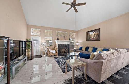 Barker Casa | Katy Retreat Bbq Yard Game Room Sleeps 16