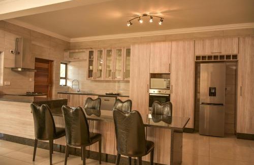 Gaborone Apartamento | KAY'S TWO-BED SELFCATERING APARTMENT@21211