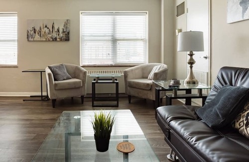 Country Club Plaza Area Apartamento | KC Plaza Unit One Bedroom with Gym Pool Parking