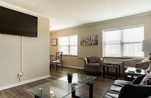 Country Club Plaza Area Apartamento | KC Plaza Unit One Bedroom with Gym Pool Parking