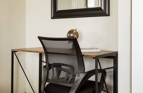 Country Club Plaza Area Apartamento | KC Plaza Unit One Bedroom with Gym Pool Parking