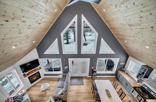 Fort Coulonge Chalet De Esquí | Kellys On The River Mansfield Quebec - 3 bedrooms with kayaks.