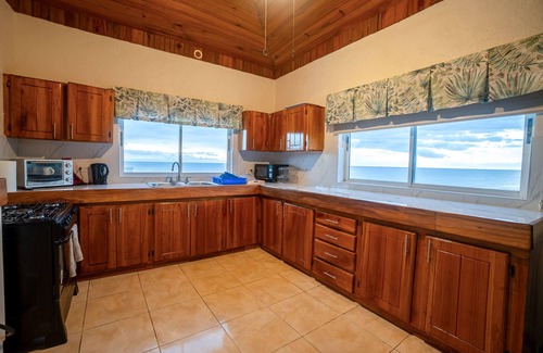 Lances Bay Villa | Kelso Sunset Villa -Cozy Quiet Retreat-Comfortable sleeps 8 2 King/4 Queen Beds