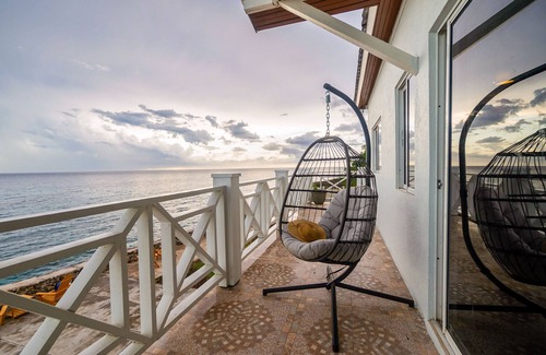 Lances Bay Villa | Kelso Sunset Villa -Cozy Quiet Retreat-Comfortable sleeps 8 2 King/4 Queen Beds