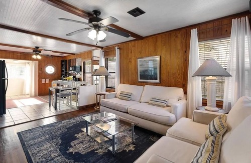 Bacliff Casa | Kemah Cottages on Walsh - Hospitality House