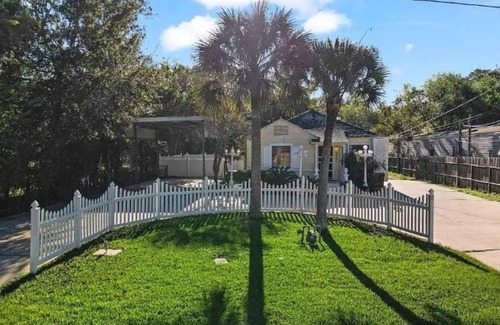Bacliff Casa | Kemah Cottages on Walsh - Hospitality House