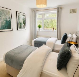 Bedford Casa | Kempston Home Sleeps 7-9 Long Stays Parking