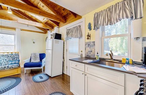 Kennebunk Cabaña | Linda y acogedora cabaña Kennebunk con bañera de hidromasaje y piscina compartidas - cerca de la playa, perros bien