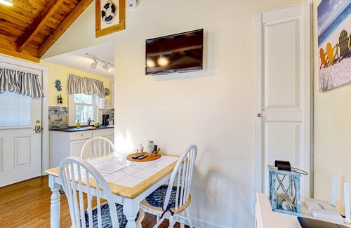 Kennebunk Cabaña | Linda y acogedora cabaña Kennebunk con bañera de hidromasaje y piscina compartidas - cerca de la playa, perros bien