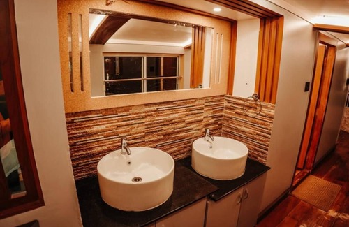 Alappuzha Hotel | Kerala Boathouse