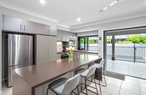 Kewarra Beach Casa | Kewarra Beach King Bed 4BR House; Pool, BBQ, Dog Friendly