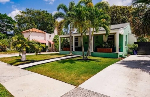 Sunshine Park Casa | Key Lime Cottage - Bask Poolside in a Historic Flamingo Park Gem