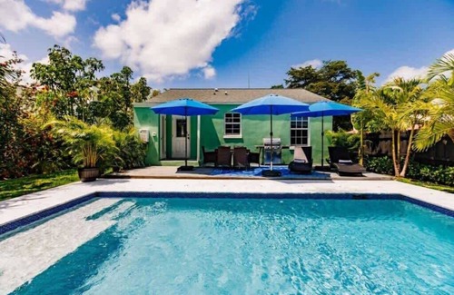 Sunshine Park Casa | Key Lime Cottage - Bask Poolside in a Historic Flamingo Park Gem