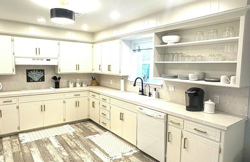 Norman Casa | Kick back and relax in this calm, stylish retreat near OU!