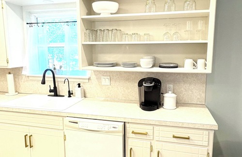 Norman Casa | Kick back and relax in this calm, stylish retreat near OU!