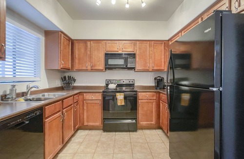 North Scottsdale Condominio | Kick Back w/ King Bed and Mountain & Pool Views