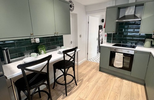 Treharris Casa | KILEX House | Monthly stays | Stylish 3 dbl bed | Bike Park Wales | Rock Summit