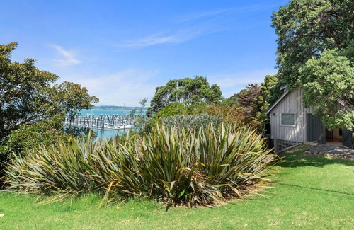 Surfdale Casa | Kina Cottage - Waiheke Holiday Home