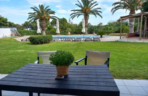 Bralos Casa | Kinetious Nisous Stylish Apt, Pool, near the Beach