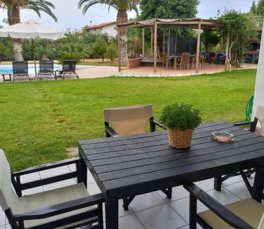 Bralos Casa | Kinetious Nisous Stylish Apt, Pool, near the Beach