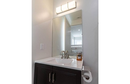 Lake Balboa Casa | King 4BD/4BR NEW Luxury House