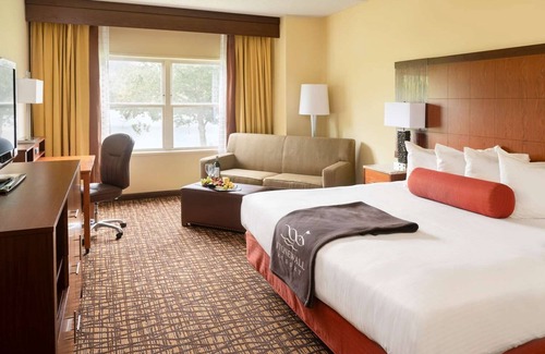 Roanoke Cabina | King ADA Room + Tub | Park & Lake Access