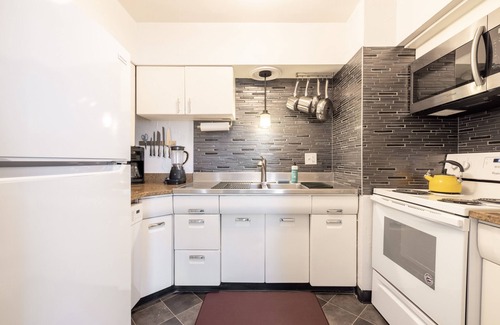 Fairview Park Apartamento | King and Queen memory foam beds Near the Valley! | Georgtown Villas