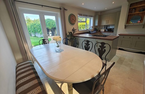 South Cadbury Casa | King Arthur’s Rest- Charming Eco Home, Garden & Hot Tub. Sleeps 10. Pet friendly