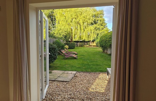 South Cadbury Casa | King Arthur’s Rest- Charming Eco Home, Garden & Hot Tub. Sleeps 10. Pet friendly