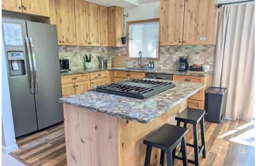 Houghton Lake Chalet De Esquí | King Bd + 2 Queen Bds + BBQ + Fire Pit + Near Lake