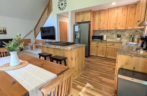 Houghton Lake Chalet De Esquí | King Bd + 2 Queen Bds + BBQ + Fire Pit + Near Lake