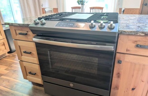 Houghton Lake Chalet De Esquí | King Bd + 2 Queen Bds + BBQ + Fire Pit + Near Lake