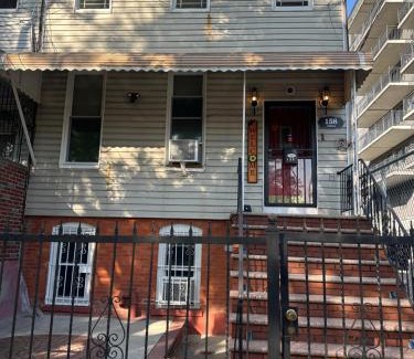 East New York Casa | King Bed 15 mins from JFK, near subway, early luggage drop off