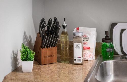 Little Italy Apartamento | King Bed 2 TVs Fast Wifi Pet Friendly!